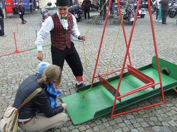 Teatr uliczny. Zmierz swoją siłę i załóż balonowy wieniec na głowę
