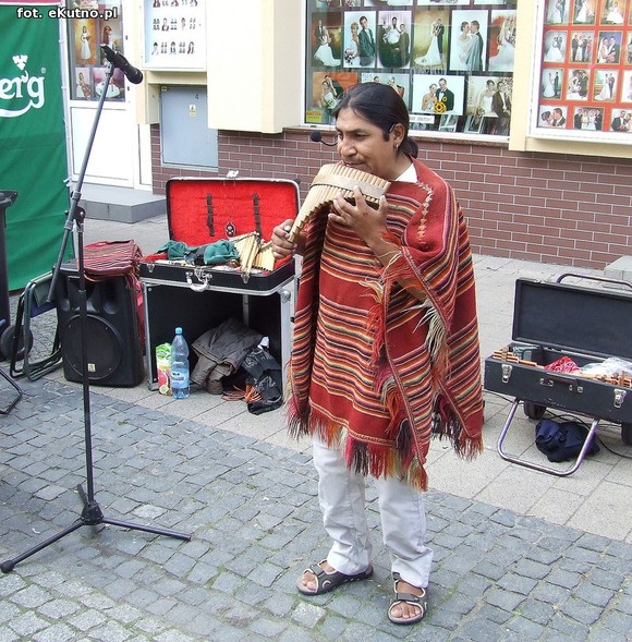 Teatr uliczny. Zmierz swoją siłę i załóż balonowy wieniec na głowę