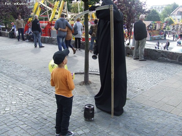 Teatr uliczny. Zmierz swoją siłę i załóż balonowy wieniec na głowę
