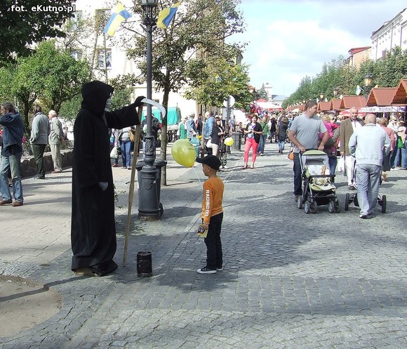 Teatr uliczny. Zmierz swoją siłę i załóż balonowy wieniec na głowę