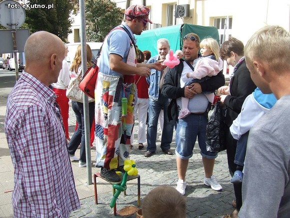 Teatr uliczny. Zmierz swoją siłę i załóż balonowy wieniec na głowę