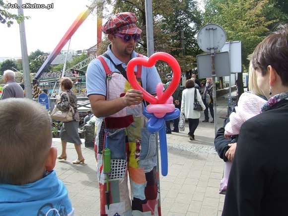 Teatr uliczny. Zmierz swoją siłę i załóż balonowy wieniec na głowę