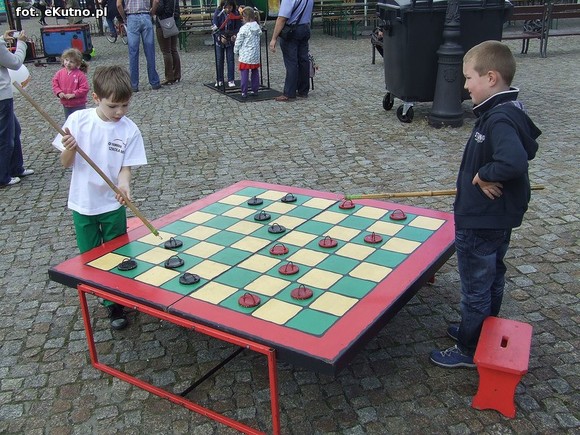Teatr uliczny. Zmierz swoją siłę i załóż balonowy wieniec na głowę