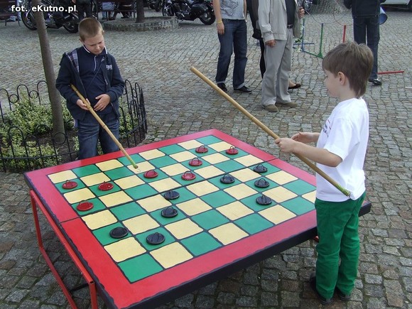 Teatr uliczny. Zmierz swoją siłę i załóż balonowy wieniec na głowę