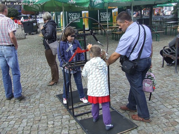 Teatr uliczny. Zmierz swoją siłę i załóż balonowy wieniec na głowę