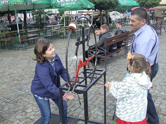 Teatr uliczny. Zmierz swoją siłę i załóż balonowy wieniec na głowę