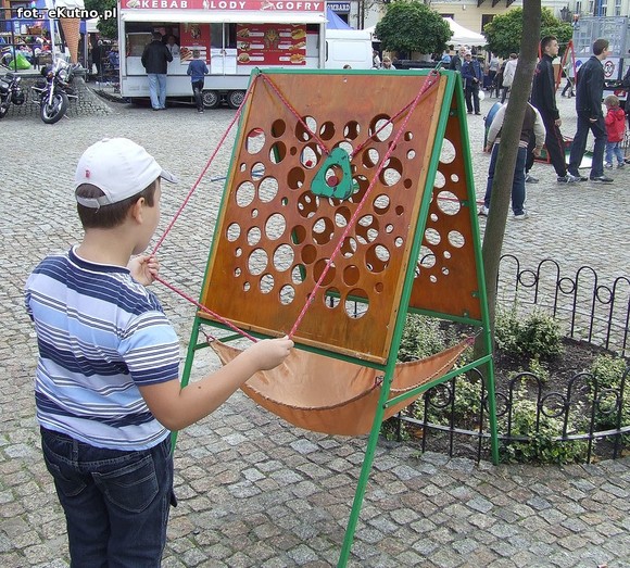 Teatr uliczny. Zmierz swoją siłę i załóż balonowy wieniec na głowę