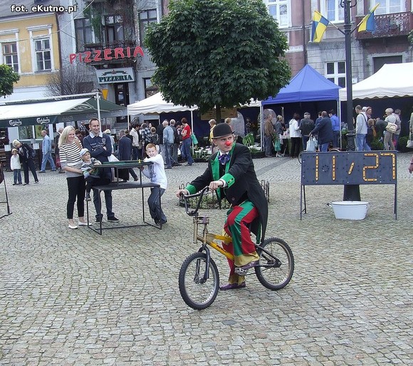 Teatr uliczny. Zmierz swoją siłę i załóż balonowy wieniec na głowę
