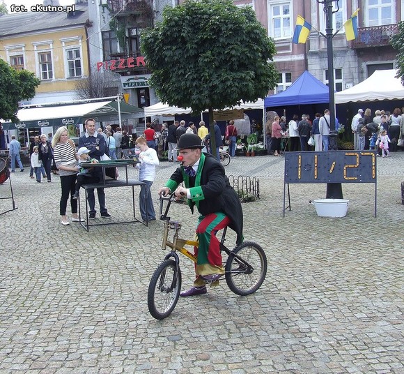 Teatr uliczny. Zmierz swoją siłę i załóż balonowy wieniec na głowę