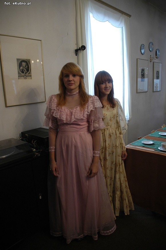 Królowa Róż na herbacie różanej w pałacu