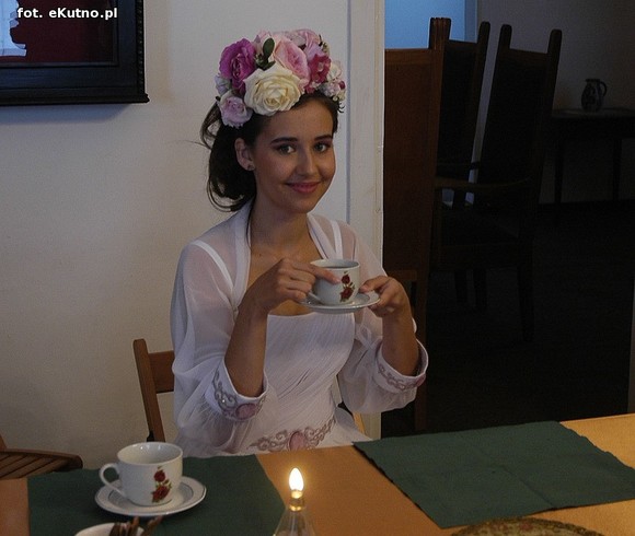 Królowa Róż na herbacie różanej w pałacu