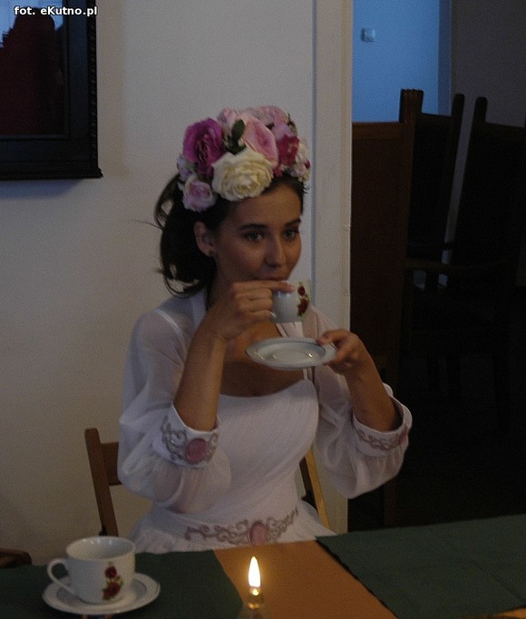 Królowa Róż na herbacie różanej w pałacu