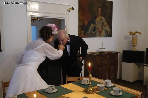 Królowa Róż na herbacie różanej w pałacu