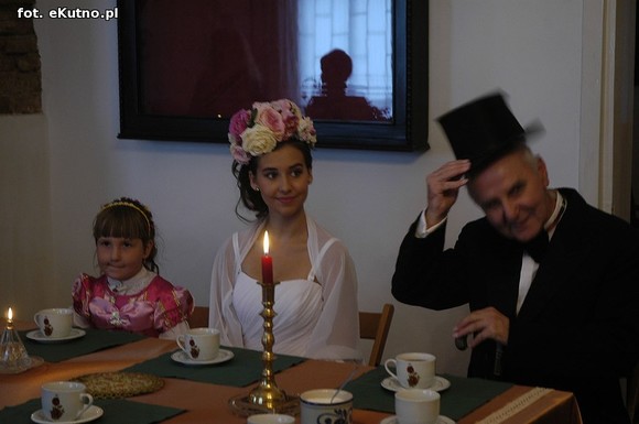 Królowa Róż na herbacie różanej w pałacu