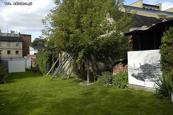 Obrazy. Natura. Obrazy Aleksandry Gieragi na pałacowym dziedzińcu