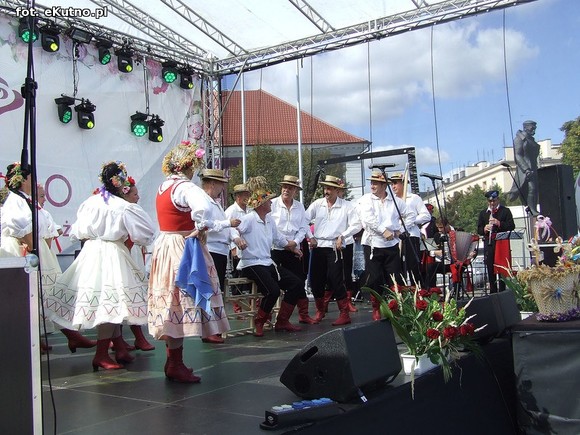 Mazowiecki folklor i beskidzkie skrzypce w niedzielne południe