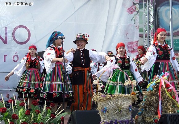 Mazowiecki folklor i beskidzkie skrzypce w niedzielne południe