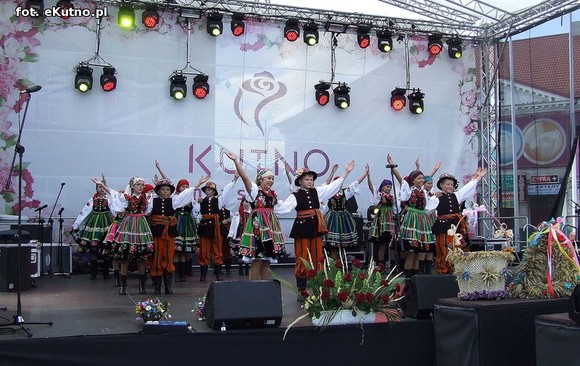 Mazowiecki folklor i beskidzkie skrzypce w niedzielne południe