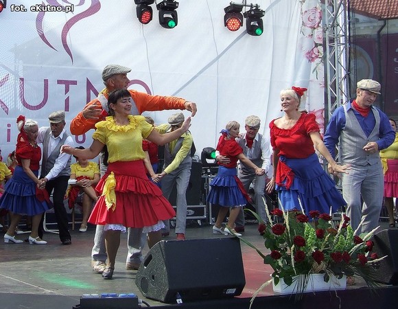 Mazowiecki folklor i beskidzkie skrzypce w niedzielne południe