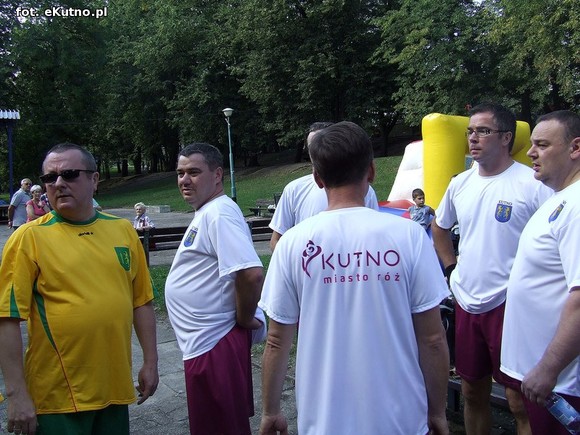 Kutnowskie piłkarzyki. Radni zamiast dyskutować grali w piłkę