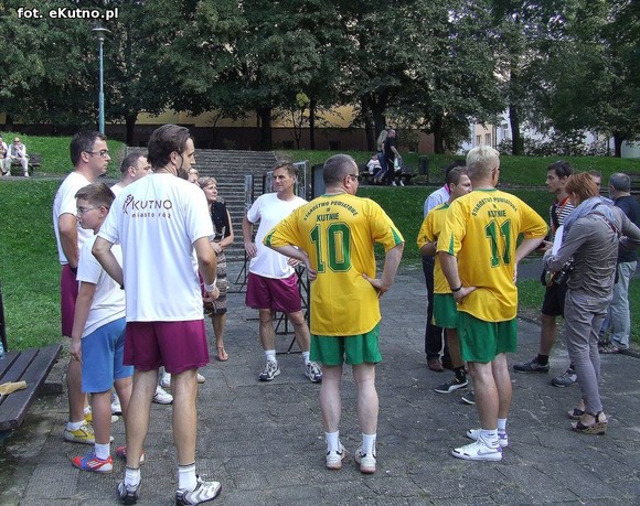 Kutnowskie piłkarzyki. Radni zamiast dyskutować grali w piłkę
