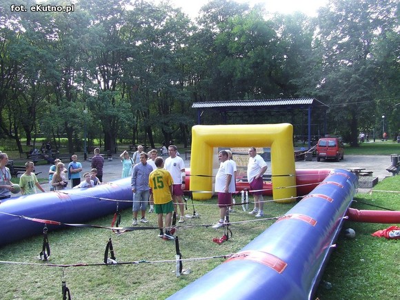 Kutnowskie piłkarzyki. Radni zamiast dyskutować grali w piłkę