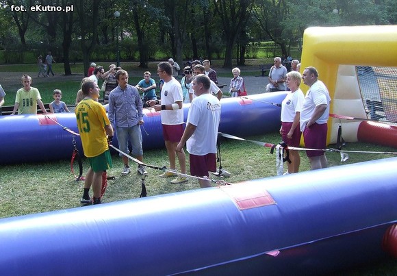 Kutnowskie piłkarzyki. Radni zamiast dyskutować grali w piłkę