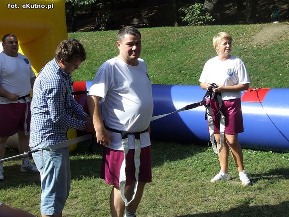 Kutnowskie piłkarzyki. Radni zamiast dyskutować grali w piłkę