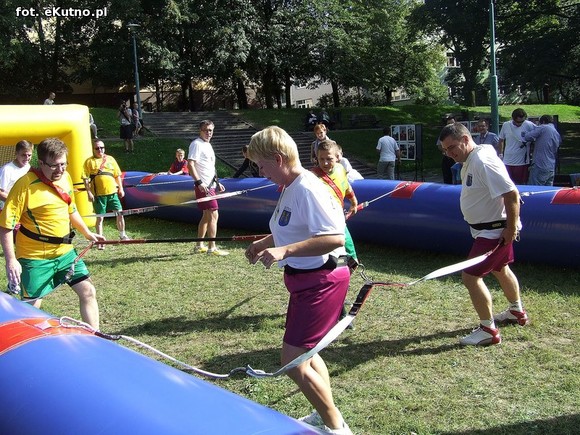Kutnowskie piłkarzyki. Radni zamiast dyskutować grali w piłkę