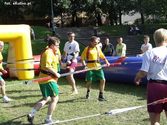 Kutnowskie piłkarzyki. Radni zamiast dyskutować grali w piłkę