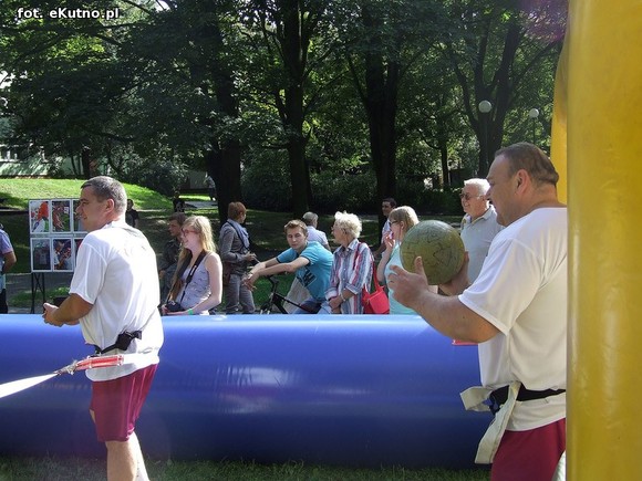 Kutnowskie piłkarzyki. Radni zamiast dyskutować grali w piłkę