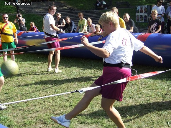 Kutnowskie piłkarzyki. Radni zamiast dyskutować grali w piłkę
