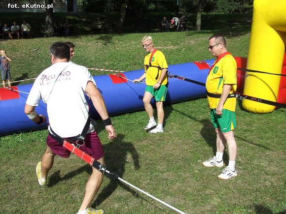Kutnowskie piłkarzyki. Radni zamiast dyskutować grali w piłkę