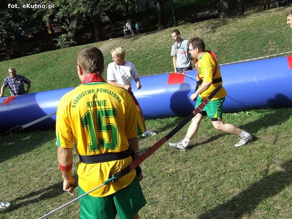 Kutnowskie piłkarzyki. Radni zamiast dyskutować grali w piłkę