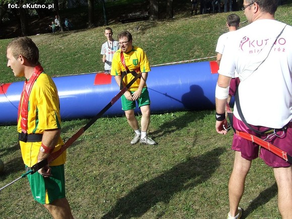 Kutnowskie piłkarzyki. Radni zamiast dyskutować grali w piłkę