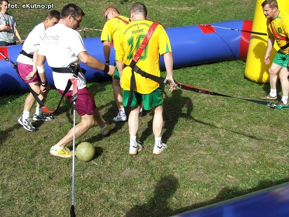 Kutnowskie piłkarzyki. Radni zamiast dyskutować grali w piłkę