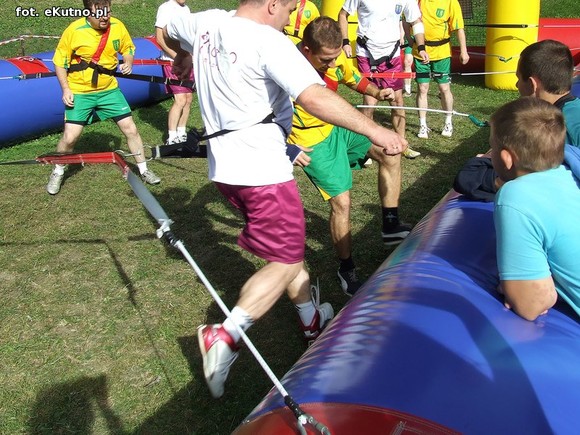 Kutnowskie piłkarzyki. Radni zamiast dyskutować grali w piłkę