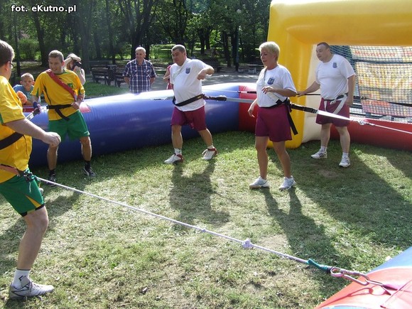 Kutnowskie piłkarzyki. Radni zamiast dyskutować grali w piłkę