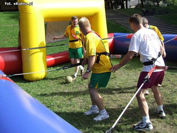 Kutnowskie piłkarzyki. Radni zamiast dyskutować grali w piłkę
