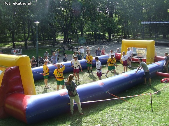 Kutnowskie piłkarzyki. Radni zamiast dyskutować grali w piłkę