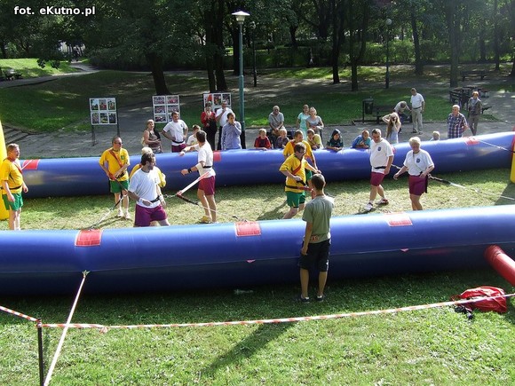 Kutnowskie piłkarzyki. Radni zamiast dyskutować grali w piłkę
