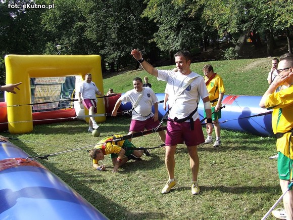 Kutnowskie piłkarzyki. Radni zamiast dyskutować grali w piłkę