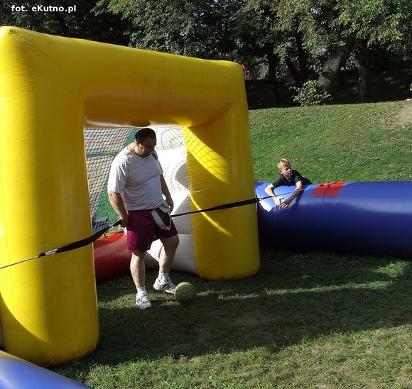 Kutnowskie piłkarzyki. Radni zamiast dyskutować grali w piłkę