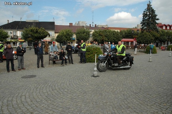 Najwolniejsza jazda motocyklem, strzały i sprawdzian wiedzy o Bitwie nad Bzurą. Drugi dzień Rajdu