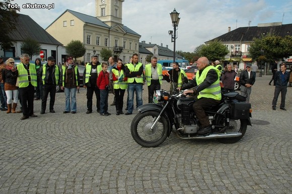 Najwolniejsza jazda motocyklem, strzały i sprawdzian wiedzy o Bitwie nad Bzurą. Drugi dzień Rajdu