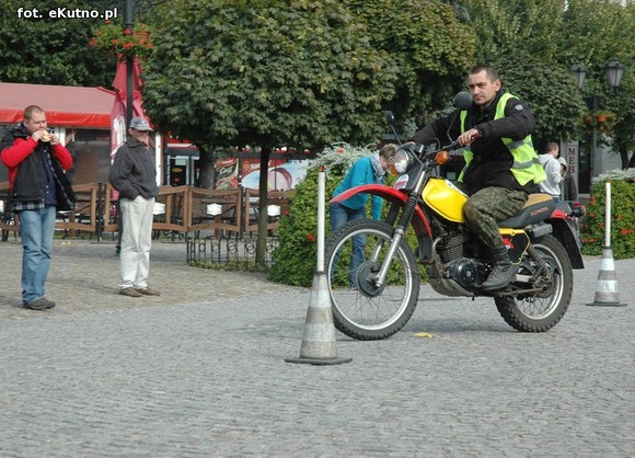 Najwolniejsza jazda motocyklem, strzały i sprawdzian wiedzy o Bitwie nad Bzurą. Drugi dzień Rajdu