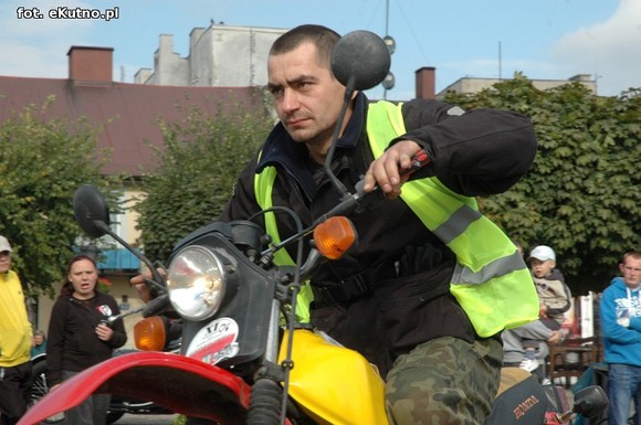 Najwolniejsza jazda motocyklem, strzały i sprawdzian wiedzy o Bitwie nad Bzurą. Drugi dzień Rajdu