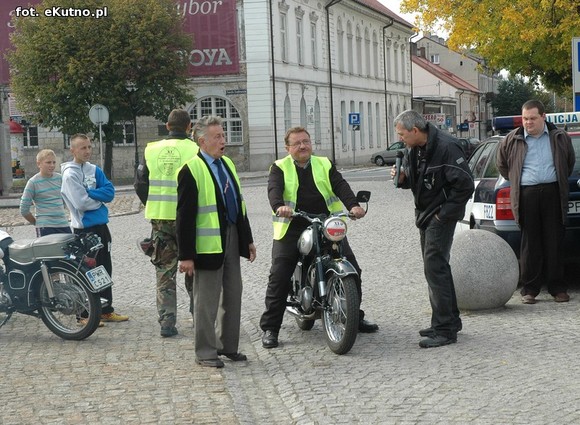 Najwolniejsza jazda motocyklem, strzały i sprawdzian wiedzy o Bitwie nad Bzurą. Drugi dzień Rajdu