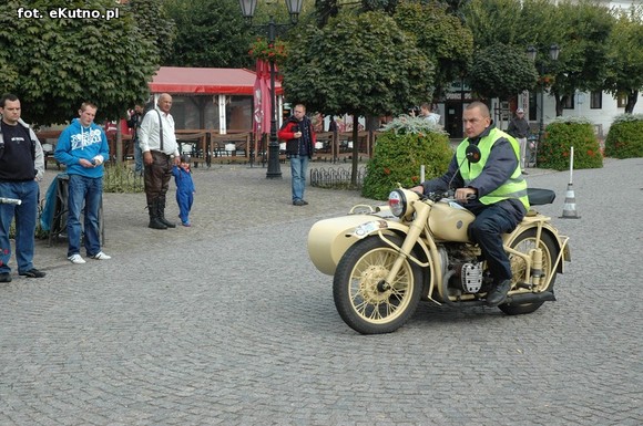Najwolniejsza jazda motocyklem, strzały i sprawdzian wiedzy o Bitwie nad Bzurą. Drugi dzień Rajdu