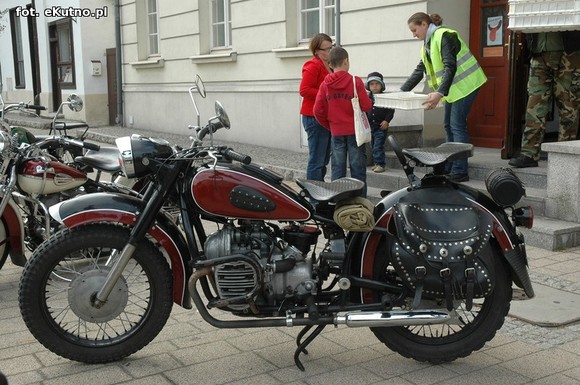 Najwolniejsza jazda motocyklem, strzały i sprawdzian wiedzy o Bitwie nad Bzurą. Drugi dzień Rajdu